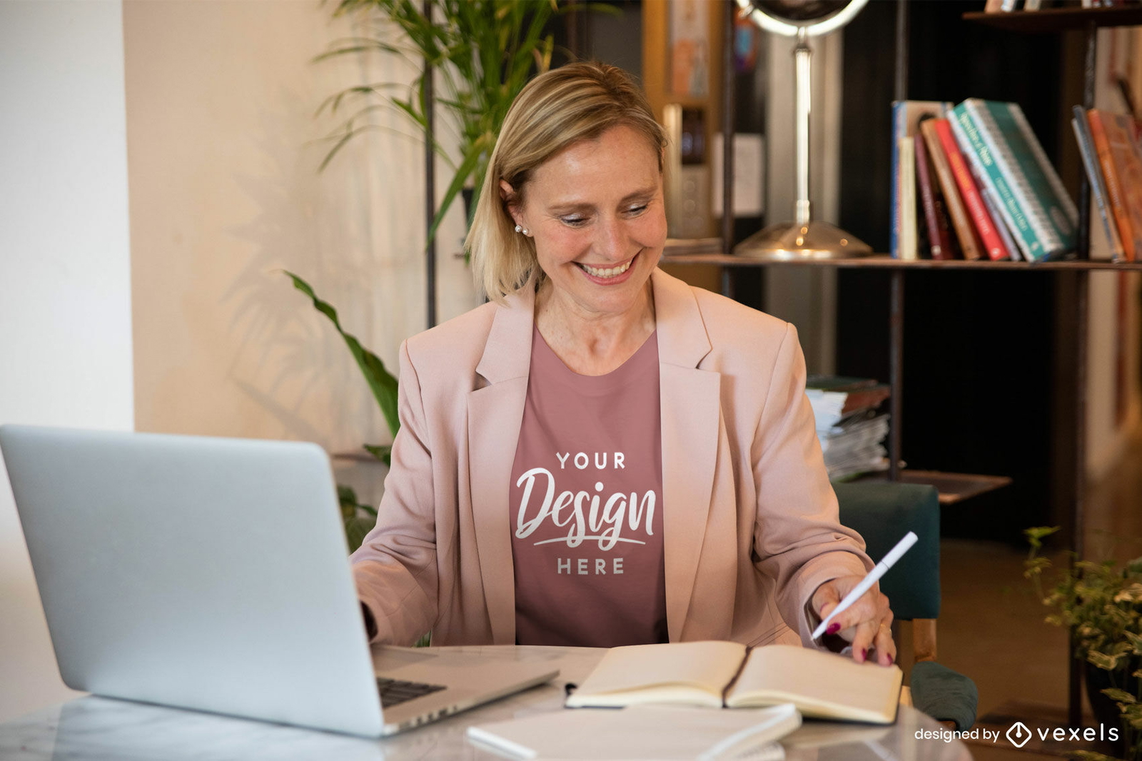 Mulher no escritório com maquete de camiseta rosa