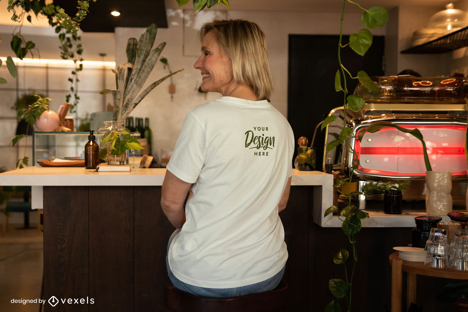 Weißes T-Shirt der Frau, das in der Bar sitzt