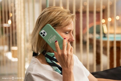 Modelo femenino con maqueta de caja de teléfono verde menta