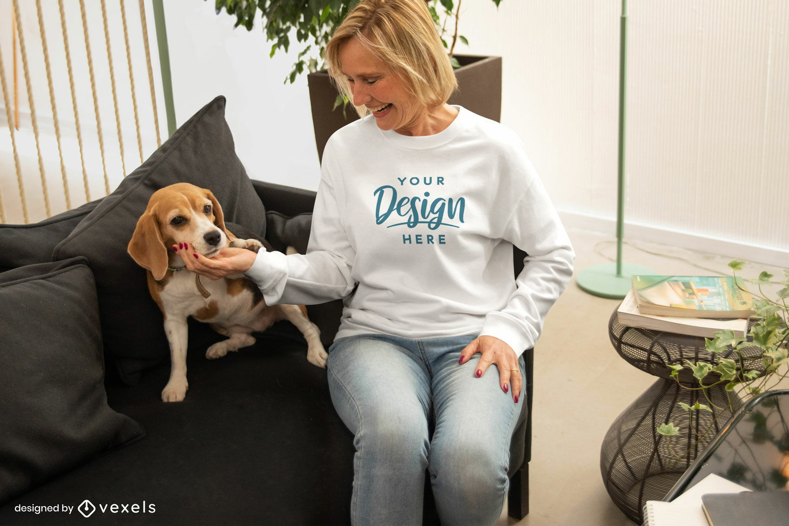 Frau im weißen Sweatshirt mit Hundemodell