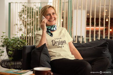 Frau im beigen T-Shirt-Modell im Wohnzimmer