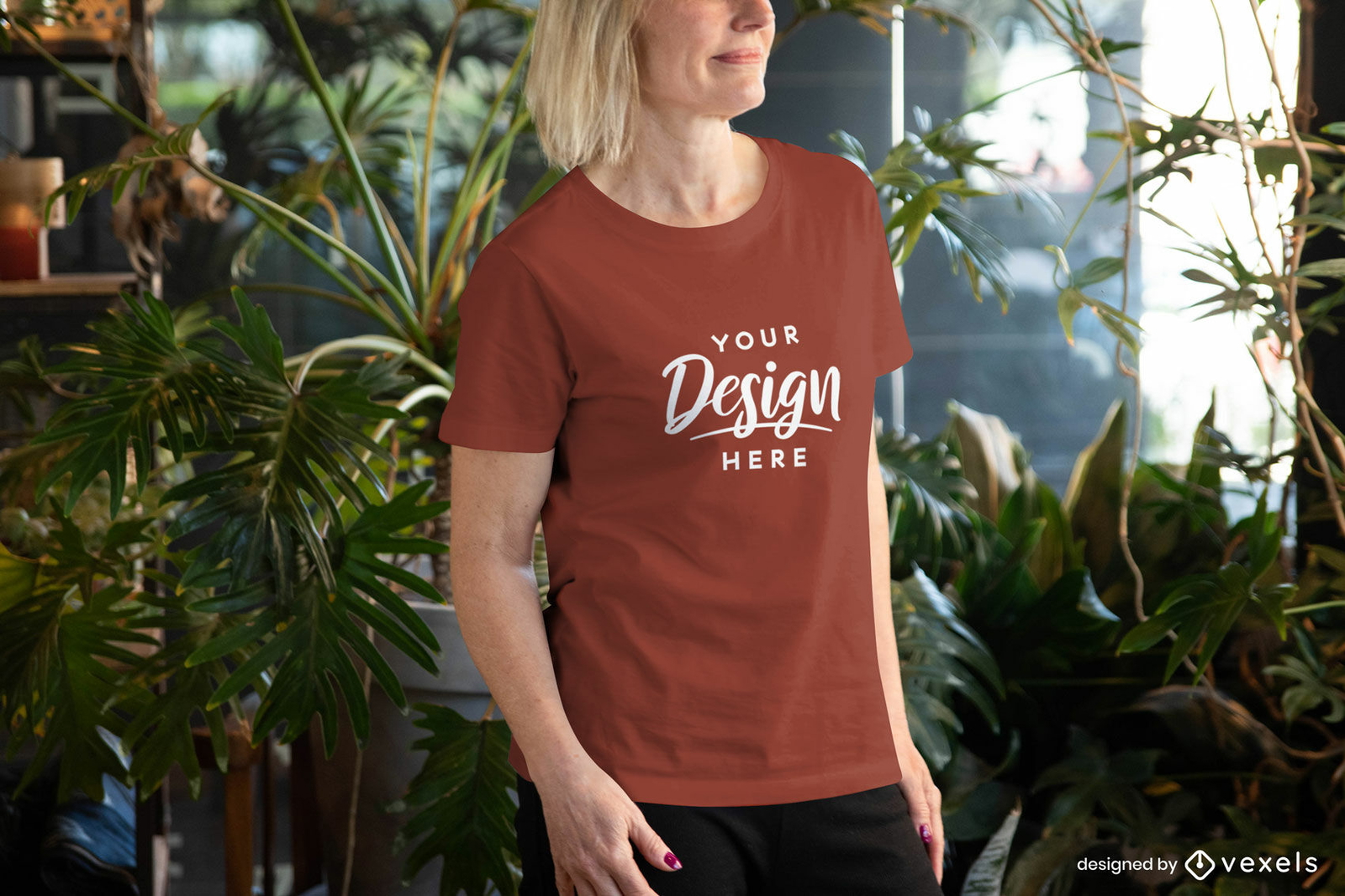 Mujer en maqueta de camiseta roja en habitación con plantas