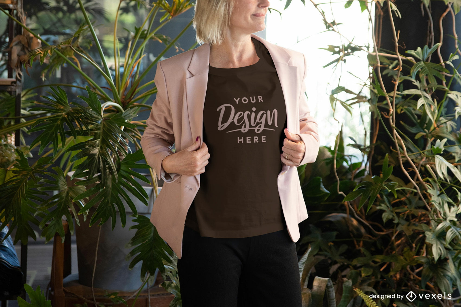 Mujer en camiseta negra y maqueta de chaqueta rosa