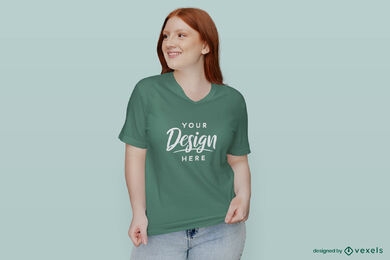 Mujer en maqueta de camiseta verde con fondo plano