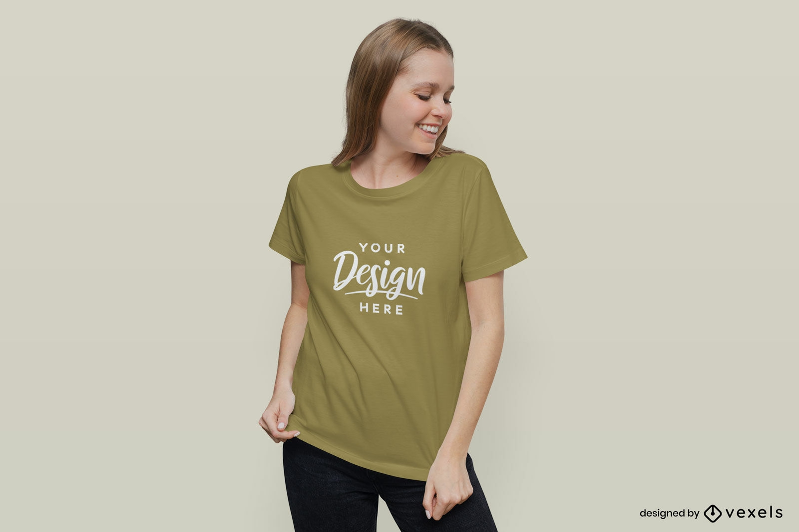 Frau, die in T-Shirt-Modell mit festem Hintergrund lächelt