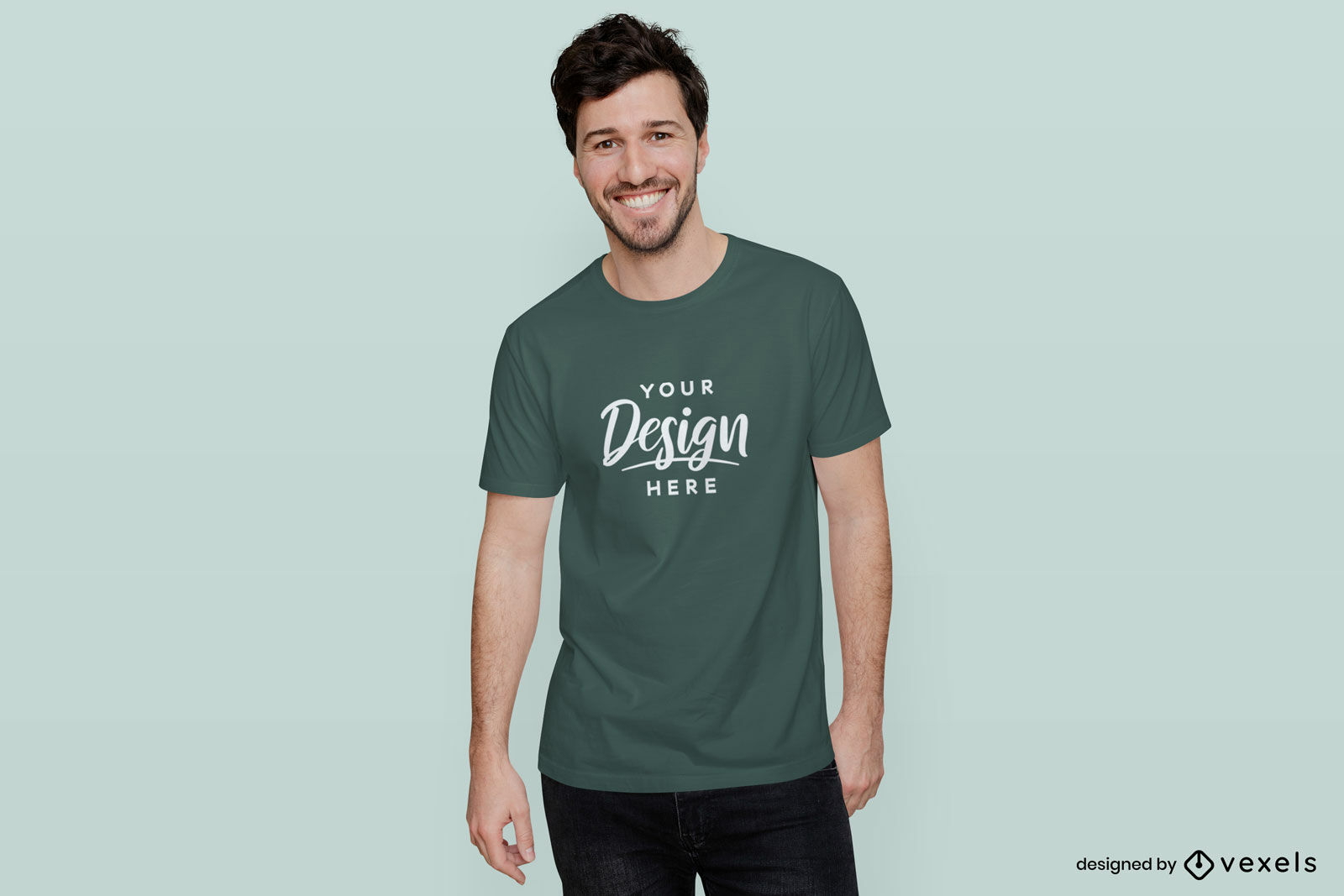 Brünette männliches Model lächelndes T-Shirt Mockup