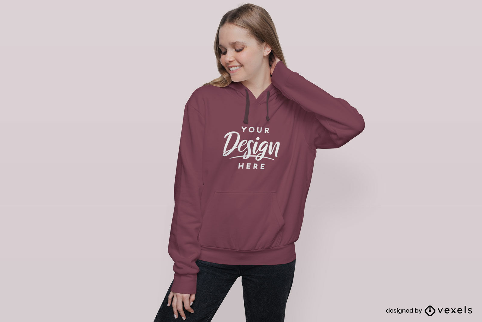 Chica rubia en maqueta de sudadera con capucha de fondo sólido