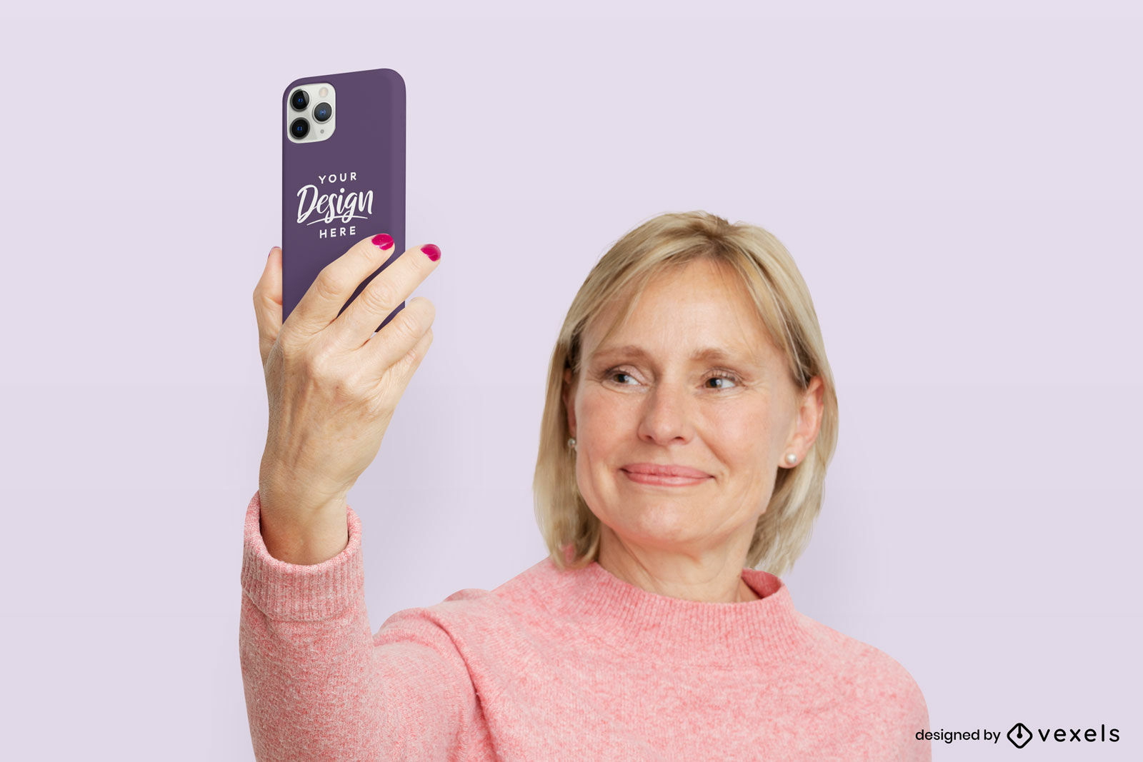 Mujer en maqueta de caja de teléfono de fondo sólido