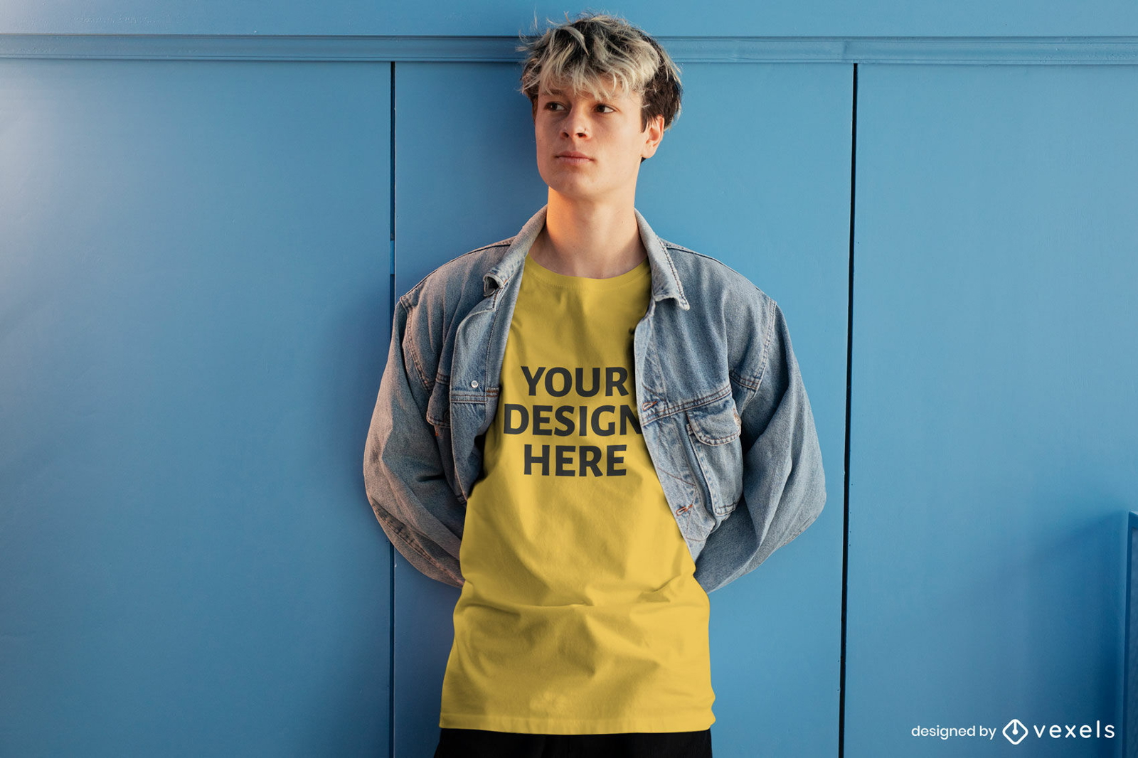 Homem loiro na maquete de camiseta de jaqueta jeans