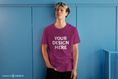 Blonder Mann im T-Shirt-Modell mit blauem Hintergrund
