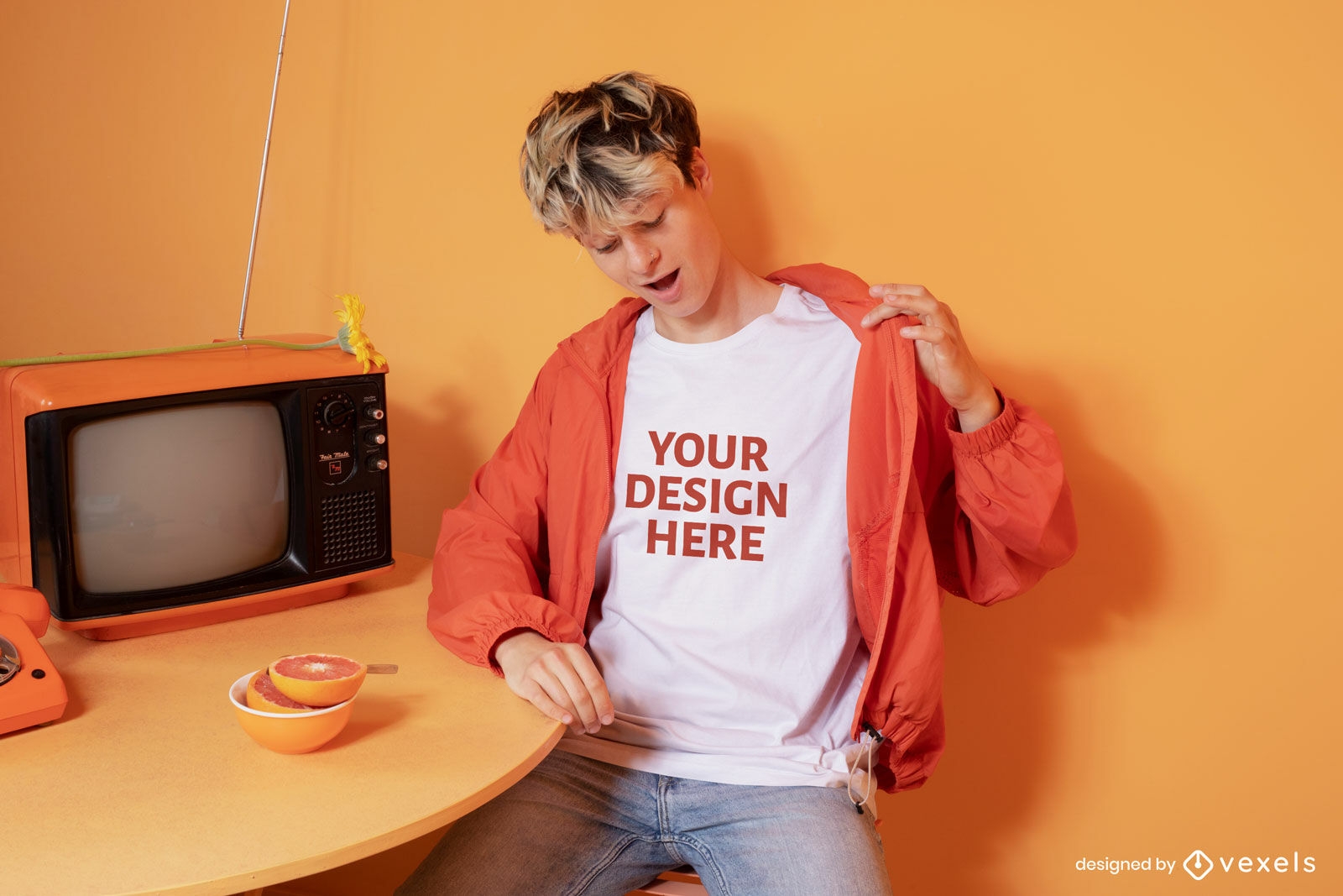 Blonder Mann monochromatisches orangefarbenes T-Shirt-Modell