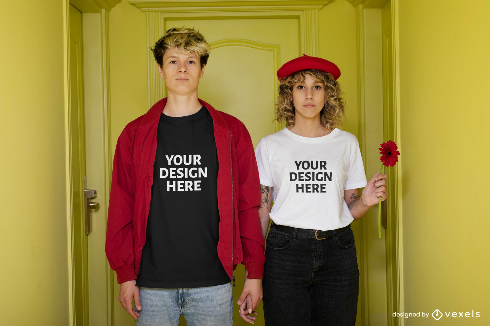 Casal de mãos dadas maquete de camiseta de bloqueio de cores