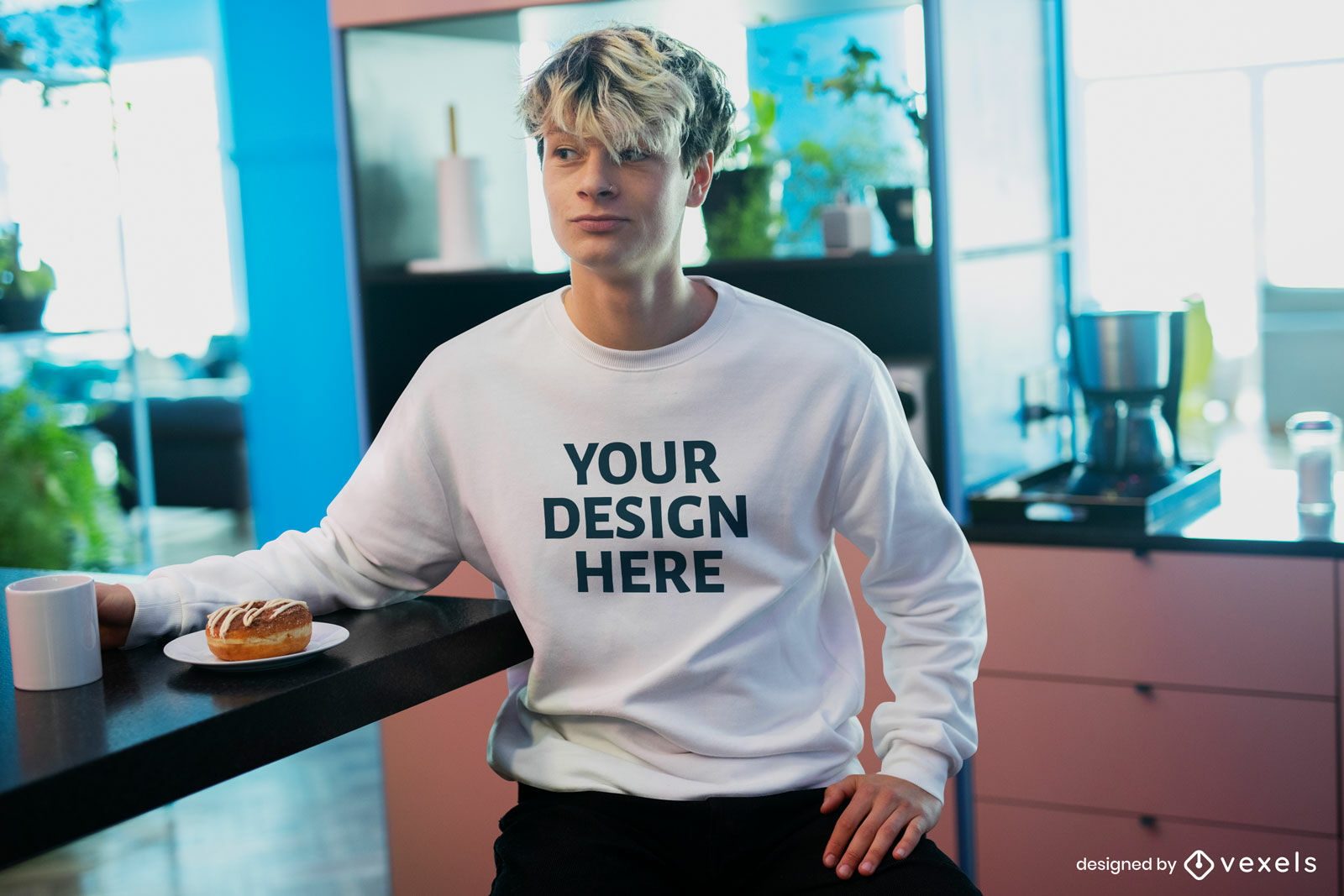 Blonder Mann im Küchensweatshirtmodell