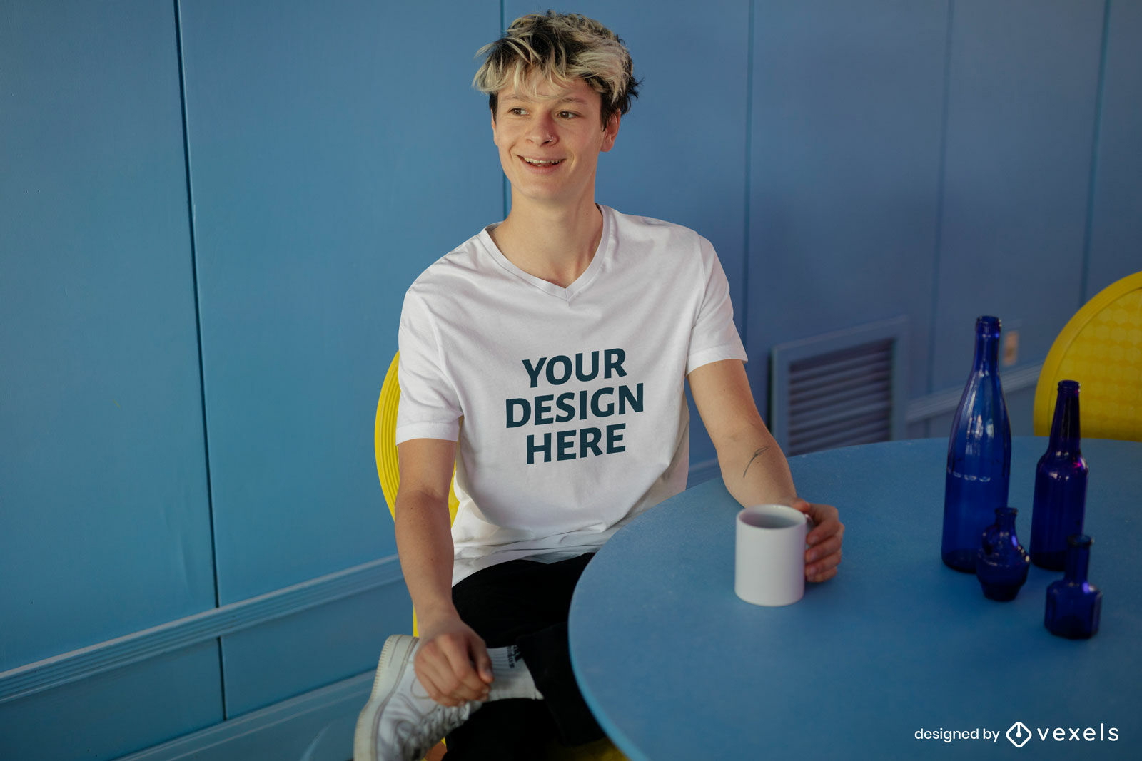 Hombre rubio con maqueta de camiseta de taza de café