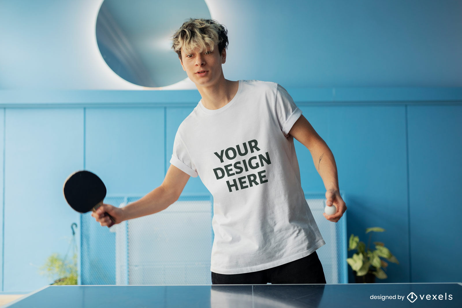 Hombre rubio con maqueta de camiseta de raqueta de ping pong