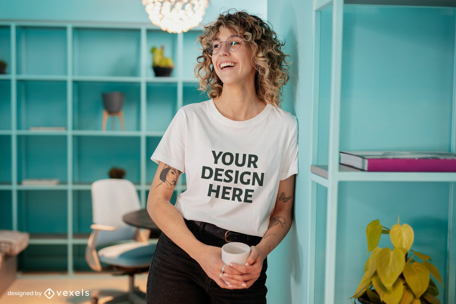 Mulher de cabelo encaracolado na maquete de camiseta de escritório