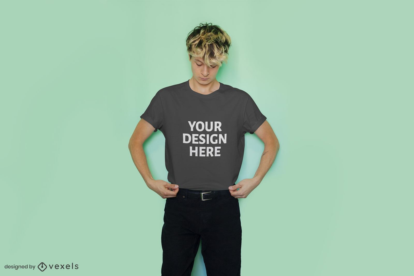 Homem loiro com maquete de camiseta de calça preta