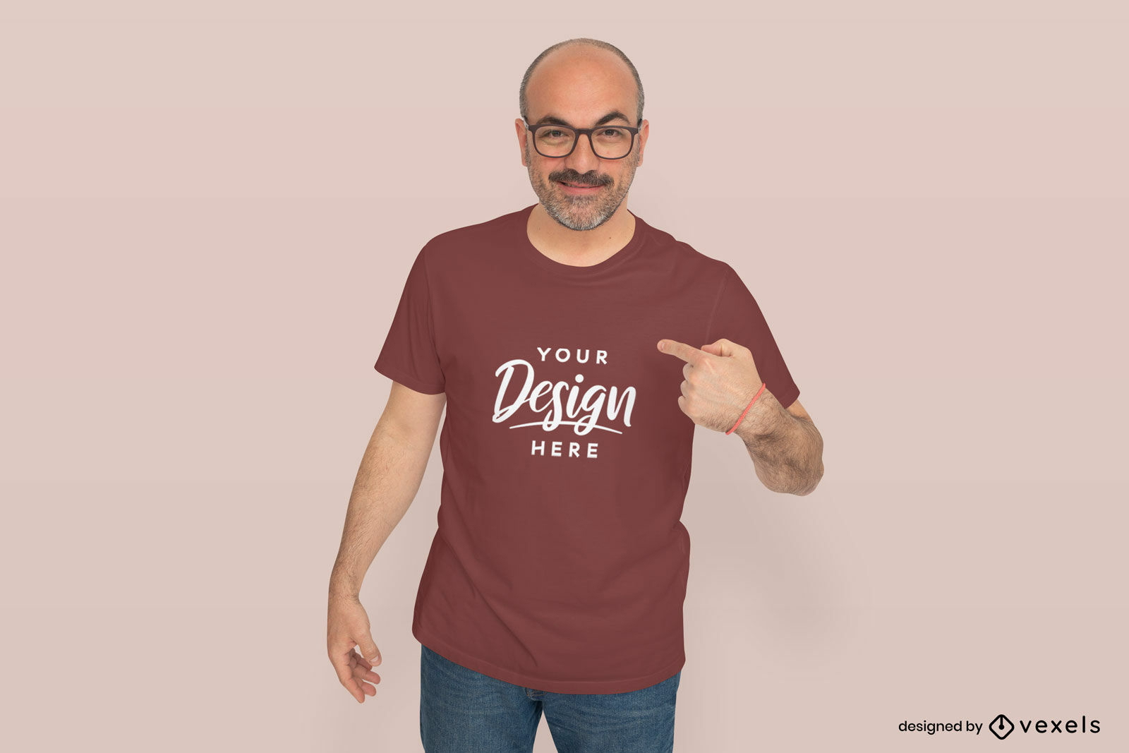 Homem de óculos apontando para a maquete da camiseta