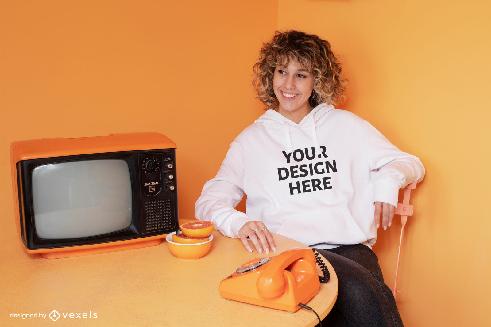 Frau mit Retro-Fernseher und Telefon-Hoodie-Attrappe