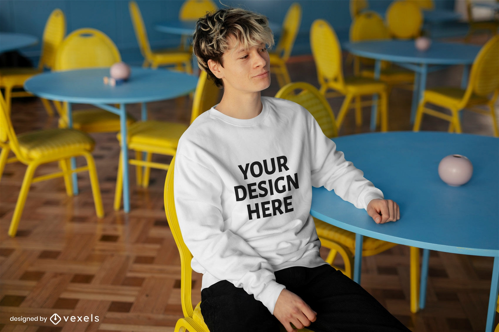 Blonder Mann sitzt im Restaurant-Sweatshirt-Modell