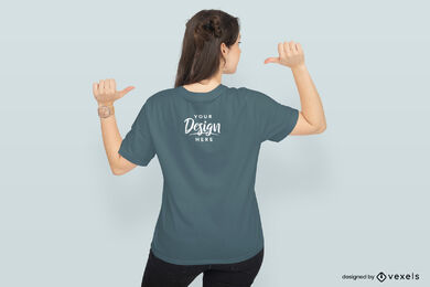 Chica al revés en maqueta de camiseta de fondo sólido