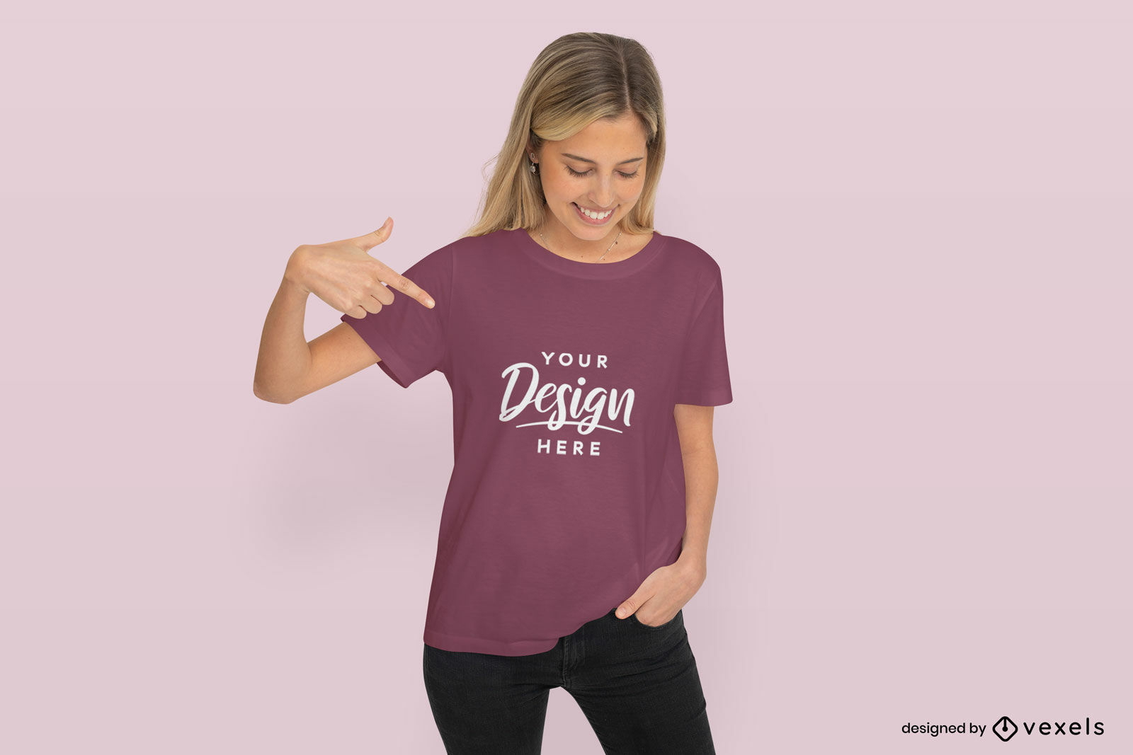 Blondes Mädchen, das auf T-Shirt-Modell zeigt