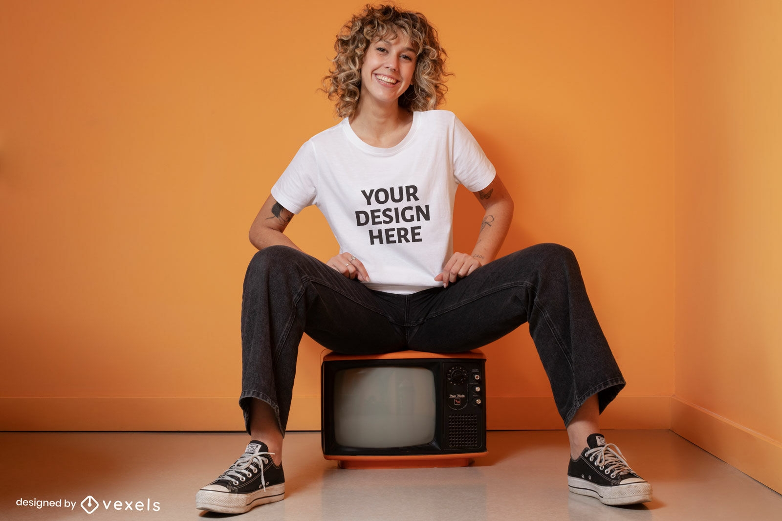 Mujer sentada en una vieja maqueta de camiseta de tv