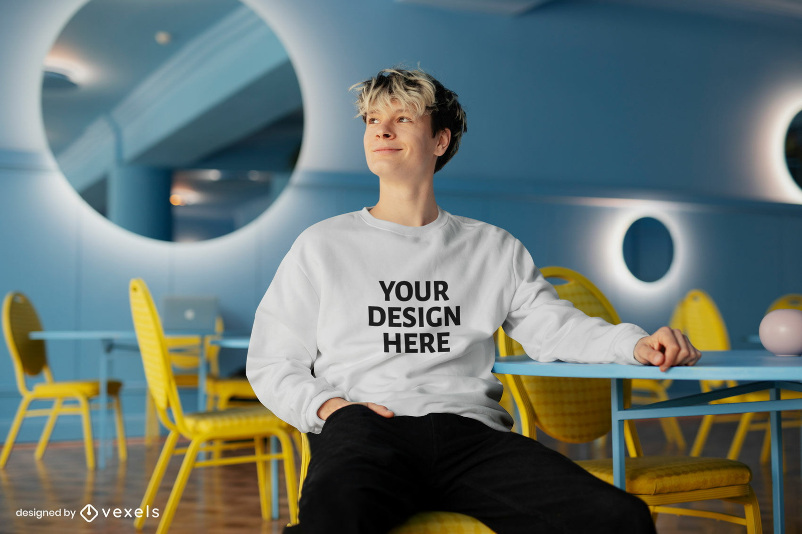 Mann, der im Restaurant-Sweatshirt-Modell lächelt