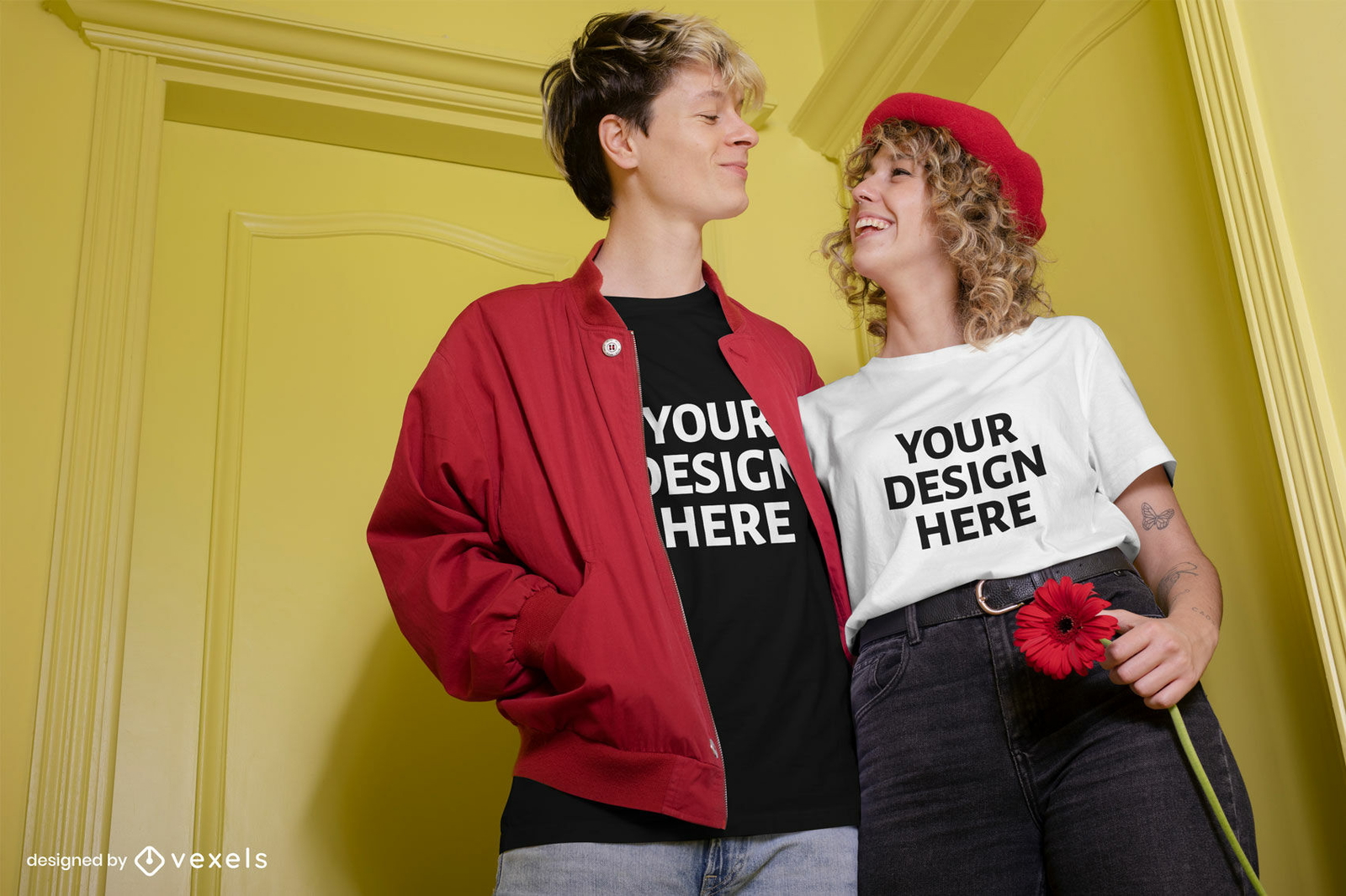 Glückliches Paar mit Blumen-T-Shirt-Attrappe