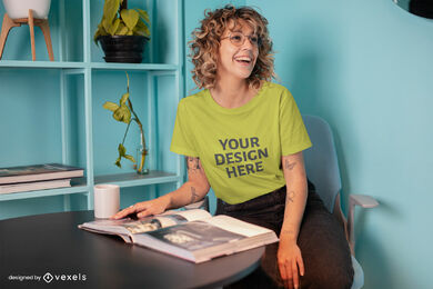 Maqueta de camiseta de mujer riendo y leyendo revista
