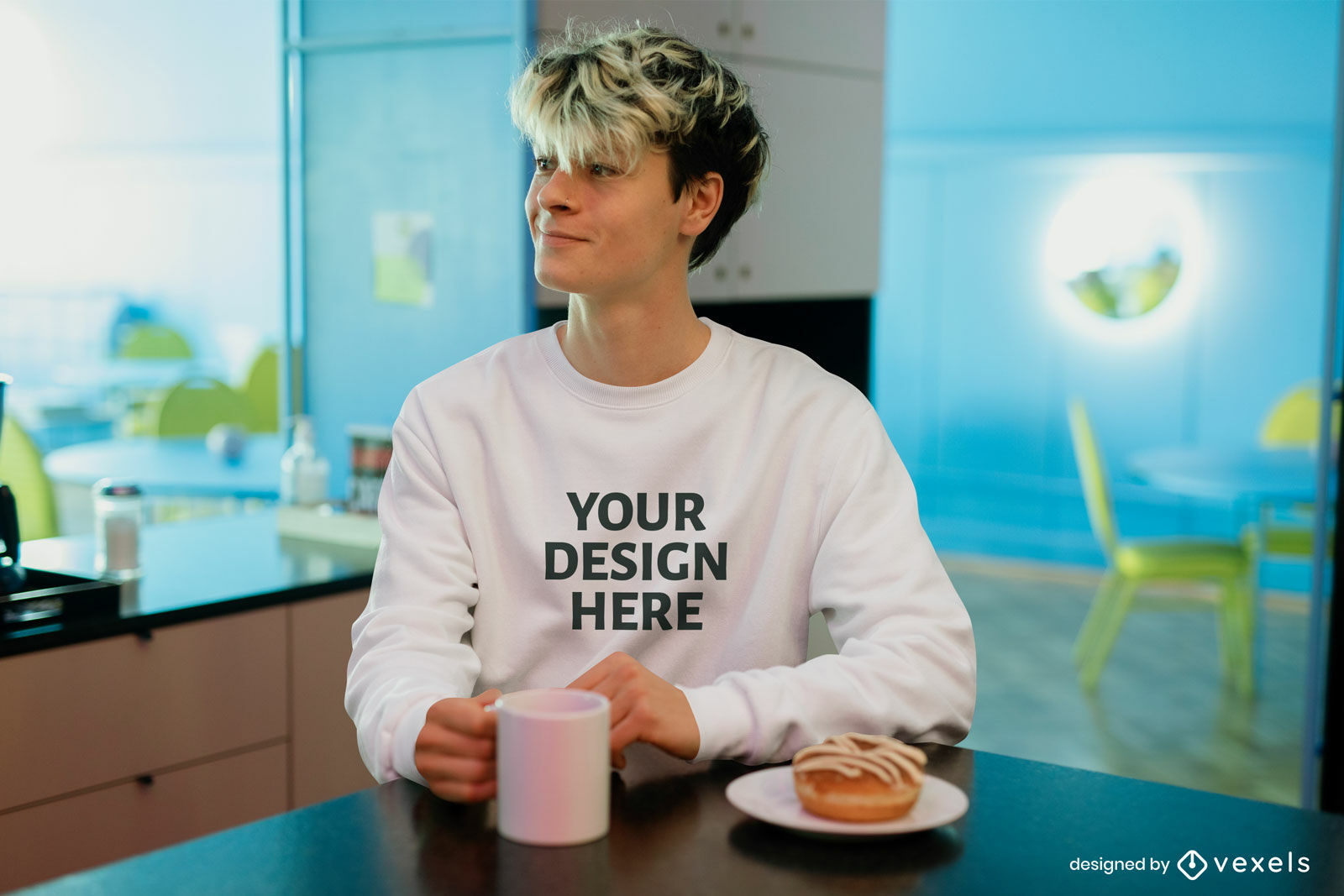 Hombre en cocina con maqueta de sudadera de taza