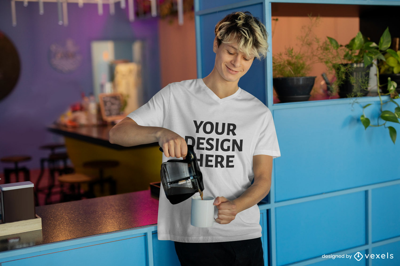 Mann in der Küche mit Kaffee-T-Shirt-Attrappe