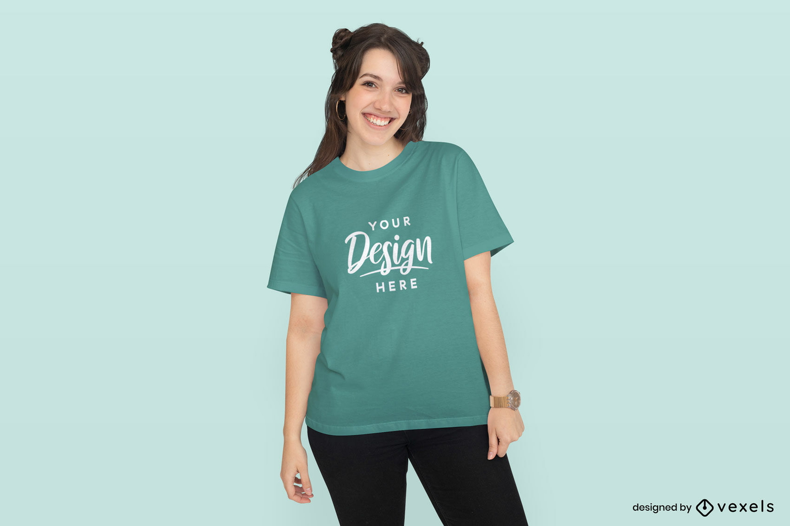 Menina sorrindo maquete de camiseta com fundo sólido