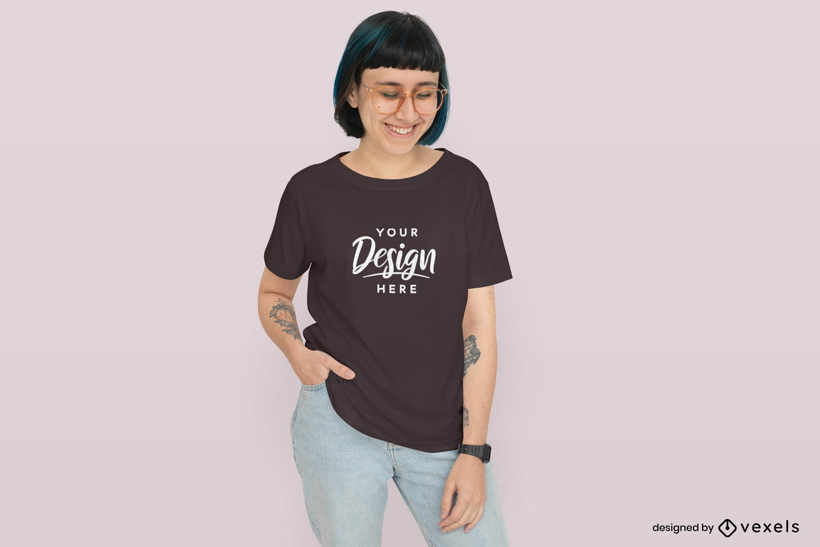 Chica de pelo corto en maqueta de camiseta de pose casual