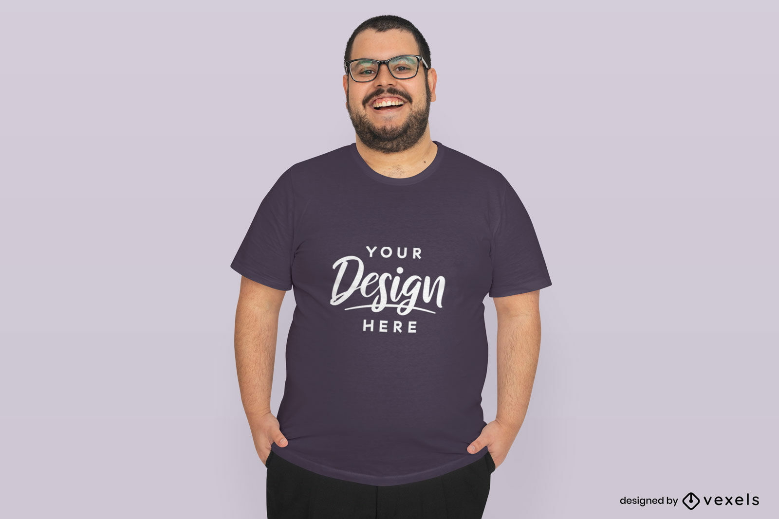 Homem com óculos e maquete de camiseta