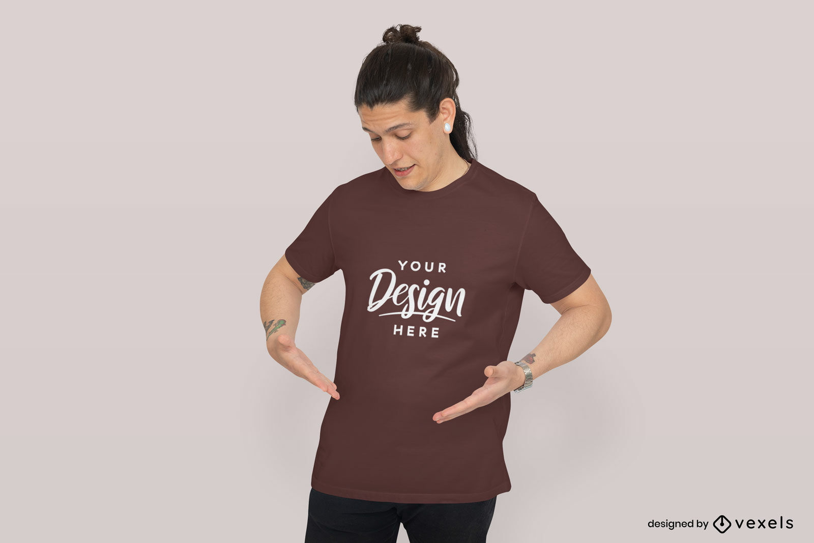 Männliches Model zeigt auf T-Shirt-Modell