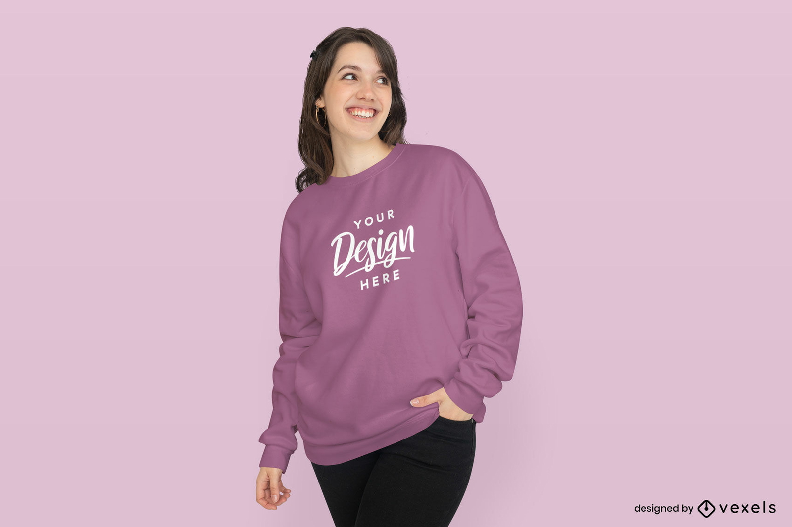 Chica feliz en maqueta de sudadera de fondo sólido