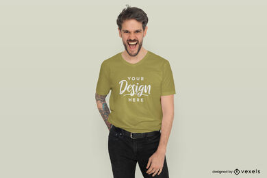 Hombre riendo en maqueta de camiseta de fondo sólido