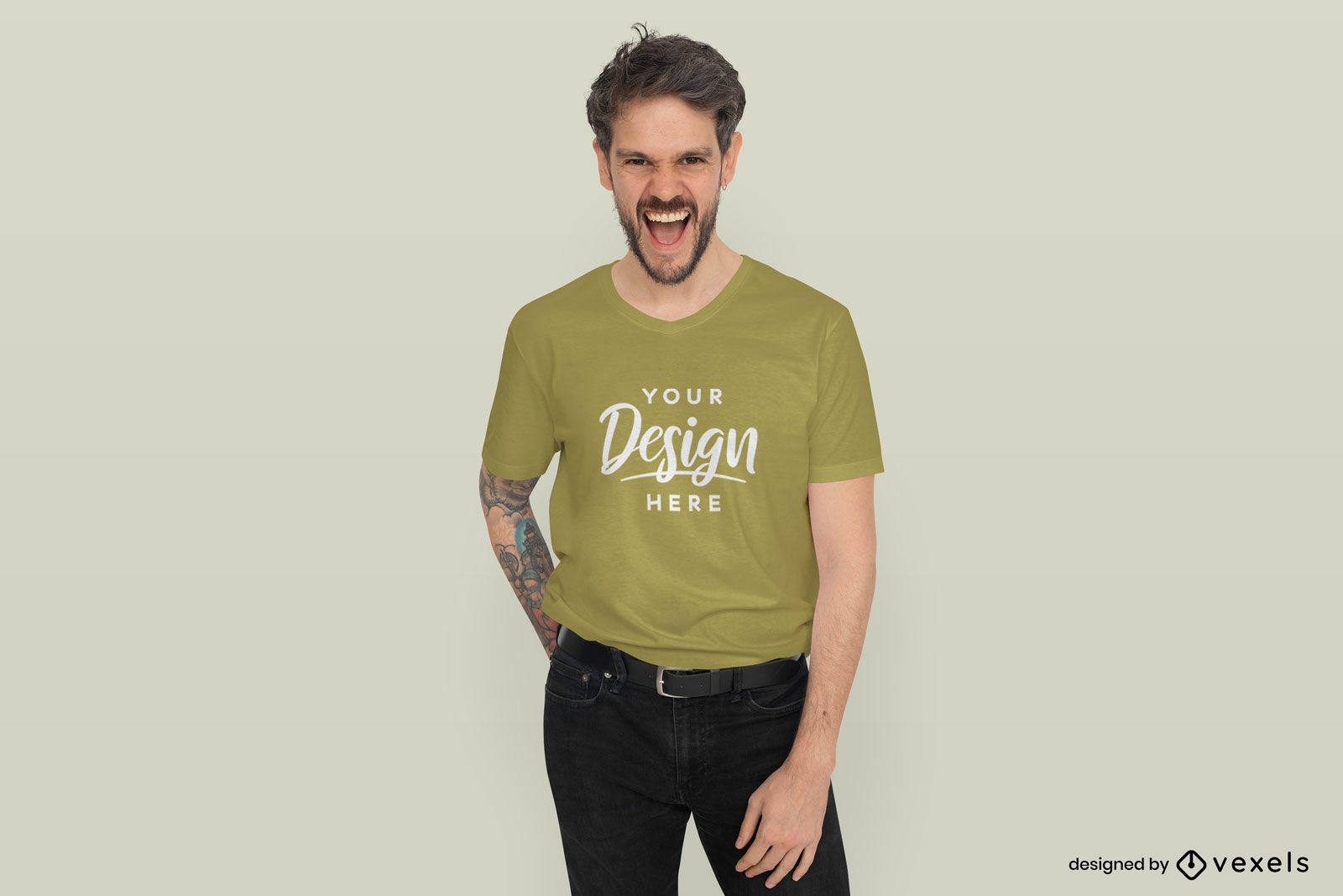 Mann, der in einem T-Shirt-Modell mit festem Hintergrund lacht