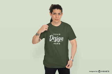 Homem com modelo de camiseta de cabelo comprido