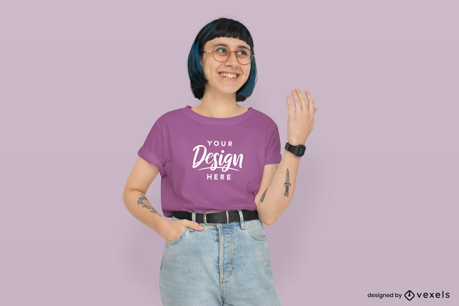 Menina com cabelo curto e maquete de camiseta de óculos