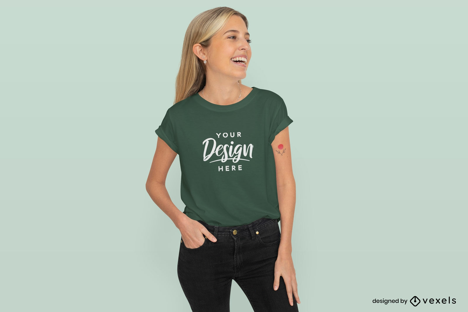 Blonde Frau lacht T-Shirt-Modell