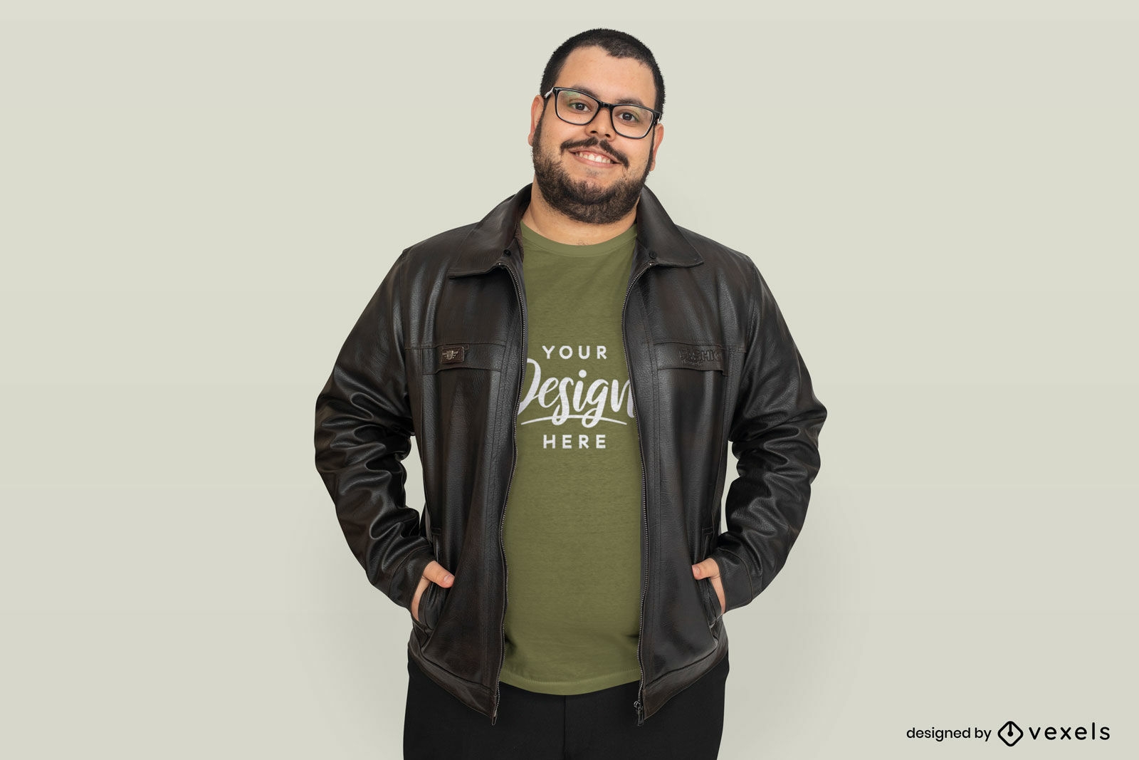 Homem com óculos e maquete de camiseta de jaqueta de couro