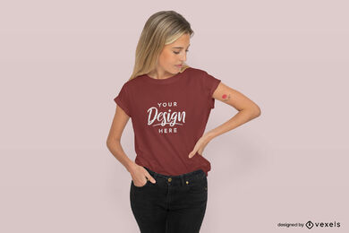 Mujer rubia en maqueta de camiseta de jeans