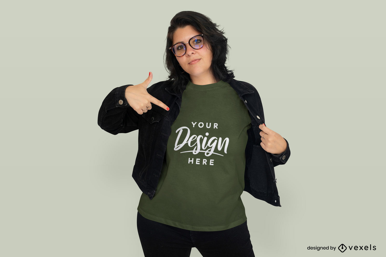 Mulher com jaqueta e óculos de maquete de camiseta