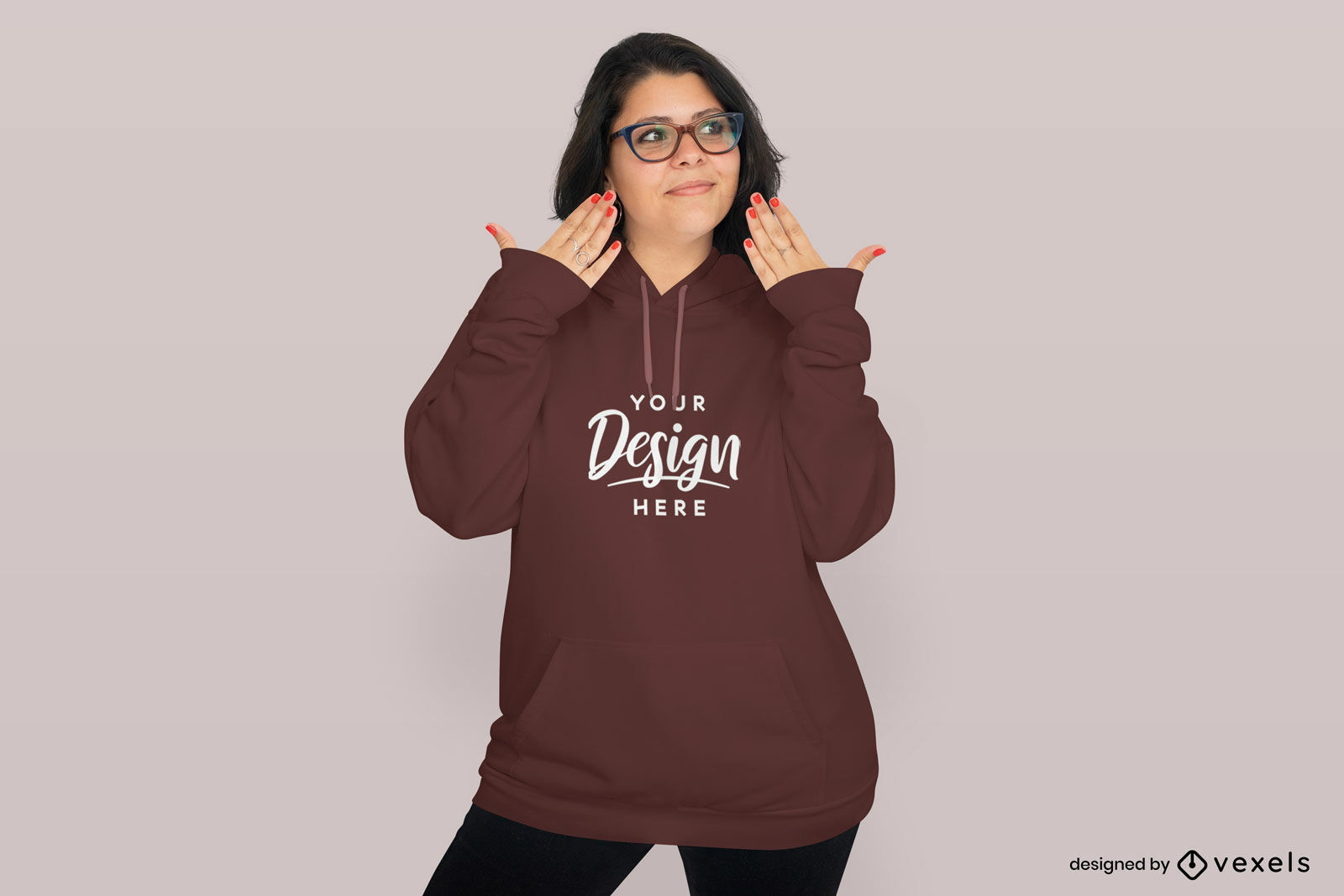 Mujer con gafas y maqueta de sudadera con capucha de uñas rojas