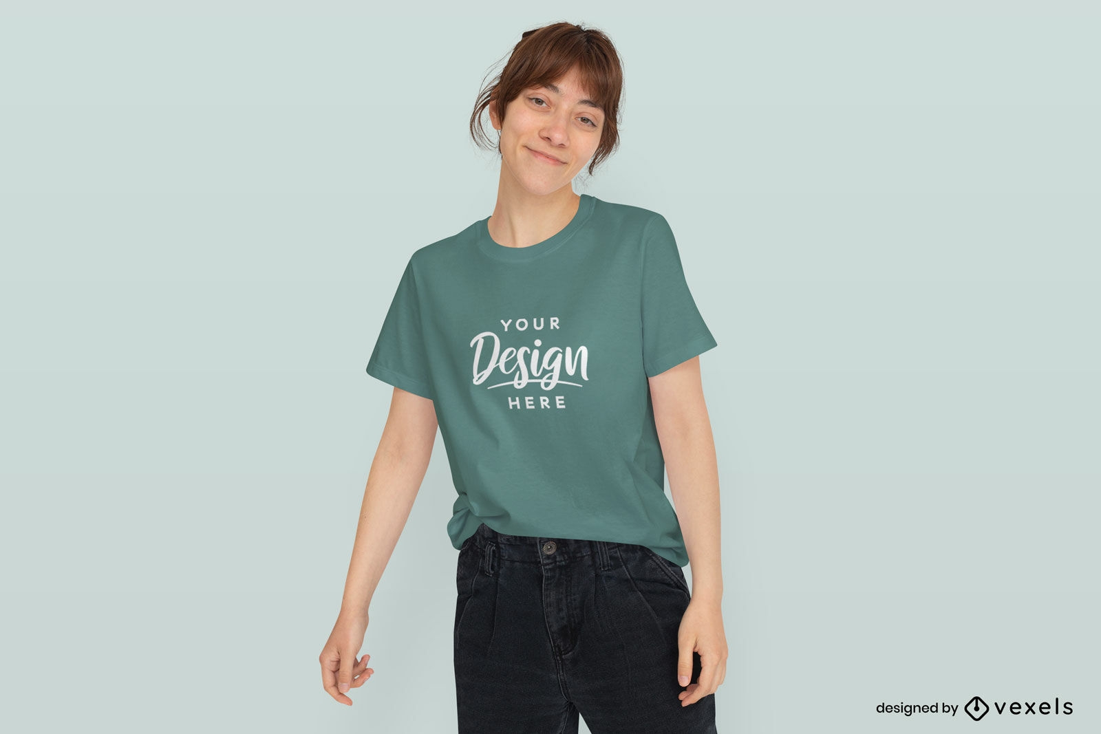 Brünette Frau im Pferdeschwanz-T-Shirt-Modell