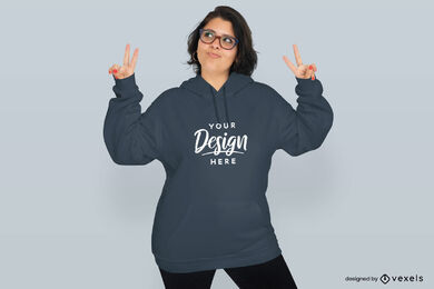 Mujer haciendo maqueta de sudadera con capucha de signo de la paz