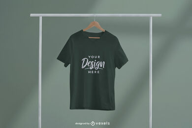 Camiseta verde em maquete de cabide