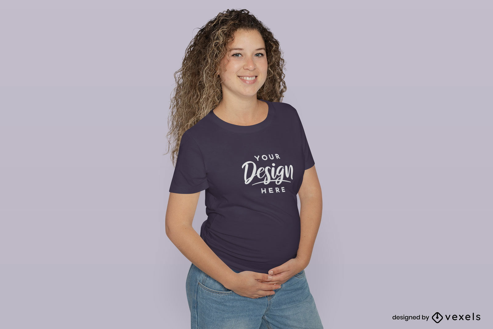 Maquete de camiseta de modelo grávida de cabelo cacheado